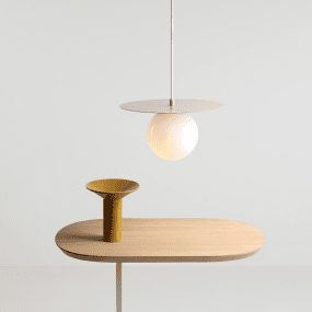 Loop Ø28 Beige kattovalaisin valmistajalta Artera - Loop on moderni riipus, jossa on retromuotoilu kauniissa beigenvärisessä värissä.