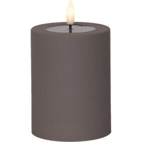 LED Pöytäkynttilä Flamme Soft 13cm Ruskea valmistajalta Star Trading - Flamme Soft on paristok&auml;ytt&ouml;inen kynttil&auml;, jossa on aidontuntuinen liekki ja noin 1000 tunnin paloaika.