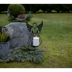 LED Hautakynttilä Flamme Deco Musta valmistajalta Star Trading - Kynttil&auml;ss&auml; on ajastintoiminto (6 h p&auml;&auml;ll&auml;, 18 h pois p&auml;&auml;lt&auml;, toistuva) ja sen eritt&auml;in pitk&auml; paloaika on noin 2500 tuntia.