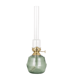 Kerosene Lamp Majken Mid Vihreä valmistajalta Strömshaga - Petroliinilamppu v&auml;rillisess&auml; vihre&auml;ss&auml; lasissa, joka luo kauniin v&auml;ris&auml;vyn mutta samalla l&auml;pin&auml;kyv&auml;n pinnan.