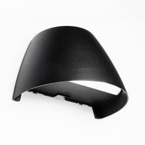 Seinävalaisin OUT-02 Musta valmistajalta Plejd - OUT-02 on &auml;lyk&auml;s sein&auml;valaisin ulkok&auml;ytt&ouml;&ouml;n, jossa on s&auml;&auml;dett&auml;v&auml; valkoinen valo ja sis&auml;&auml;nrakennettu LED.