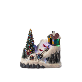 Talvimaisema LED 18cm Monivärinen valmistajalta Konstsmide - Winterland on varustettu 6 tunnin ajastimella ja toimii 3 AA-paristolla tai mukana tulevalla 180 cm:n USB-kaapelilla.