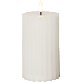 LED Pöytäkynttilä Flamme Stripe Valkoinen valmistajalta Star Trading - Siin&auml; on ajastintoiminto ja kun kytkin on p&auml;&auml;ll&auml;; ajastintila sytytt&auml;&auml; valon 6 h p&auml;&auml;ll&auml;, 18 h pois p&auml;&auml;lt&auml; toistuvasti.