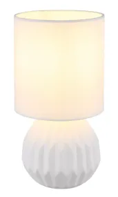 Sylas 23cm Valkoinen pöytävalaisin valmistajalta Globo Lighting - Den rundade keramiska basen i elegant vitt och den matchande cylindriska textilsk&auml;rmen skapar en harmonisk och modern estetik.