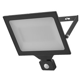 Floodlight Essential Sensor 150W Musta ulkovalo valmistajalta Osram - Integroidulla liike- ja p&auml;iv&auml;nvalotunnistimella valaistus syttyy automaattisesti, kun liikett&auml; on, ja mukautuu valaistusolosuhteisiin, mik&auml; s&auml;&auml;st&auml;&auml; energiaa ja takaa turvallisuuden.