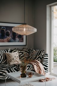 Alba Varjostin Ei Sisällä Ripustusta Ø58 Ruskea valmistajalta Alde & Lind - Läpinäkyvän ruskean/harmaan kankaan ansiosta Alba-lampunvarjostimella on hienostunut ja elegantti ilme.