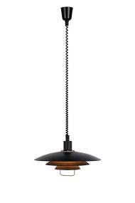 Kirkenes Ø48 Musta kattovalaisin valmistajalta Markslöjd - Musta metallivarjostin ja kromiyksityiskohdat antavat valaisimelle ajattoman ilmeen.