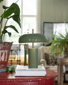 Lex 40cm Vihreä pöytävalaisin valmistajalta Alde & Lind - Lex on moderni metallinen pöytävalaisin, jossa on himmeän vihreä väri ja korkeakiiltoinen, emalimaisen näköinen viimeistely.