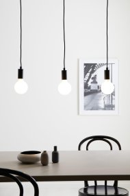 Sky 68cm Musta kattovalaisin valmistajalta Markslöjd - Kolmella mustalla lampullaan ja tekstiilijohdoilla se luo modernin ja minimalistisen ilmeen.