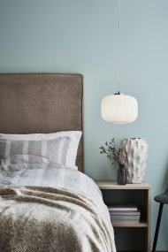 Sober Ø25 Harjattua messinkiä kattovalaisin valmistajalta Markslöjd - Pyöreä muoto ja valkoinen lasi luovat huoneeseen eleganssia ja pehmeyttä.