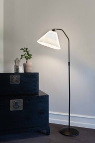 Berlin Musta lattiavalaisin valmistajalta Halo Design - 