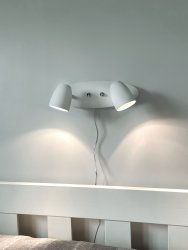 Sandnes Valkoinen lukulamppu valmistajalta Aneta Lighting - Lamppu on päällä; ja pois päältä erillisellä himmentimen p&aring; lamppu.