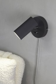 Costilla Harmaa valmistajalta Markslöjd - Käytännöllisen seinäkiinnityksen ansiosta tämä valaisin on sekä toiminnallinen että koristeellinen, ja se on täydellinen moderniin kotiin.