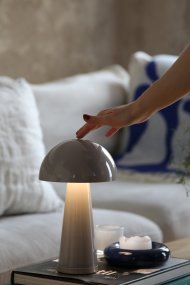 Fungi 27cm Greige Siirrettävä valmistajalta Markslöjd - Kannettava ja ladattava p&ouml;yt&auml;valaisin, jota on helppo siirt&auml;&auml; huoneiden v&auml;lill&auml;.