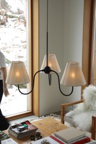 Veya Ø90 Musta valmistajalta Markslöjd - Metallirunko antaa valaisimelle vankan, k&auml;sity&ouml;l&auml;isest&auml; inspiroituneen ilmeen, jota pehme&auml;t tekstiilit tasapainottavat ja joka luo ajattoman kokonaisuuden, jossa klassinen kohtaa modernin.