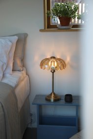 Kurage 43cm Antiikkimessinki/meripihka valmistajalta Markslöjd - Klassisen tyylin p&ouml;yt&auml;valaisin, jossa on antiikkimessinkipintainen jalusta ja koristeellinen meripihkan s&auml;vytetty lasivarjostin.