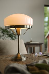 Aurelia 40cm Antiikkimessinki pöytävalaisin valmistajalta Markslöjd - Lasivarjostimen halkaisija on 25 cm ja se levitt&auml;&auml; pehme&auml;&auml; ja miellytt&auml;v&auml;&auml; valoa.