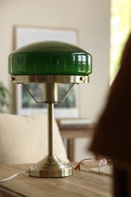 Aurelia 40cm Antiikkimessinki/vihreä pöytävalaisin valmistajalta Markslöjd - Lasivarjostimen halkaisija on 25 cm ja se levitt&auml;&auml; pehme&auml;&auml; ja miellytt&auml;v&auml;&auml; valoa.