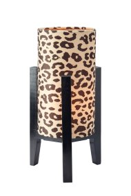 Eruca 34cm Leopardi pöytävalaisin valmistajalta Markslöjd - Mustasta puusta valmistettu lampunjalka on yhdistetty lieri&ouml;m&auml;iseen tekstiilivarjostimeen, jossa on luonnonvalkoinen ja ruskea leopardikuvio, mik&auml; antaa lampulle trendikk&auml;&auml;n ja henkil&ouml;kohtaisen ilmeen.