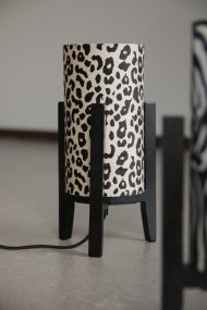 Eruca 34cm Leopardi pöytävalaisin valmistajalta Markslöjd - Mustasta puusta valmistettu lampunjalka on yhdistetty lieri&ouml;m&auml;iseen tekstiilivarjostimeen, jossa on luonnonvalkoinen ja ruskea leopardikuvio, mik&auml; antaa lampulle trendikk&auml;&auml;n ja henkil&ouml;kohtaisen ilmeen.