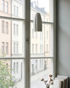 Clay Ø8 Valkoinen ikkunavalaisin valmistajalta Markslöjd - Lasitettu keramiikka antaa valaisimelle elegantin ja eloisan ilmeen, ja neutraalin valkoisen v&auml;rin ansiosta se on helppo yhdist&auml;&auml; erilaisiin sisustustyyleihin.