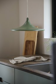 Beam Ø37 Vihreä kattovalaisin valmistajalta Markslöjd - Beam on tyylik&auml;s vihre&auml;st&auml; metallista valmistettu riippuvalaisin, jossa on pehme&auml;sti muotoiltu varjostin ja halkaisija 37 cm.