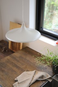 Beam Ø37 Beige kattovalaisin valmistajalta Markslöjd - Beam on tyylik&auml;s beigenv&auml;rinen metalliriippuvalaisin, jossa on pehme&auml;sti muotoiltu varjostin ja halkaisija 37 cm.
