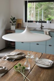 Beam Ø57 Beige kattovalaisin valmistajalta Markslöjd - Beam on tyylik&auml;s beigenv&auml;rinen metalliriippuvalaisin, jossa on pehme&auml;sti muotoiltu varjostin ja halkaisija 57 cm.
