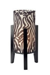 Eruca 34cm Seepra pöytävalaisin valmistajalta Markslöjd - Eruca on koristeellinen p&ouml;yt&auml;valaisin, jolla on trendik&auml;s ja leikkis&auml; ilme.