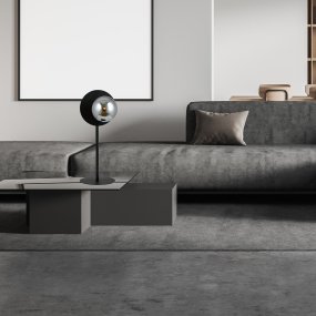 Oslo 50cm Musta/Savunharmaa pöytävalaisin valmistajalta Emibig Lighting - Musta metallinen jalka antaa graafisen ilmeen, kun taas savulasivarjostin levittää miellyttävää ja tasaista valoa.