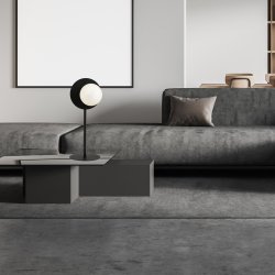 Oslo 50cm pöytävalaisin valmistajalta Emibig Lighting - Musta metallinen jalka antaa graafisen ilmeen, kun taas opaalilasivarjostin levittää miellyttävää ja tasaista valoa.