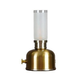 Frida 22cm Messinki Siirrettävä valmistajalta PR Home - Frida-p&ouml;yt&auml;valaisin on kannettava ja ladattava retrotyylinen valaisin, joka on saanut inspiraationsa klassisista &ouml;ljylampuista.