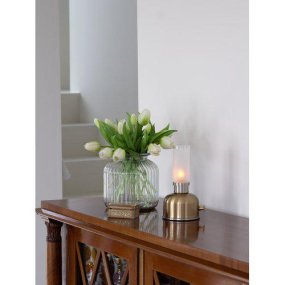 Frida 22cm Messinki Siirrettävä valmistajalta PR Home - Se luo l&auml;mpim&auml;n ja tunnelmallisen tunnelman noin 2400 kelvinin v&auml;ril&auml;mp&ouml;tilalla ja 20&ndash;40 lumenin valovirralla himmennystasosta riippuen.