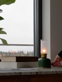 Frida 22cm Tummanvihreä Siirrettävä valmistajalta PR Home - Se luo l&auml;mpim&auml;n ja tunnelmallisen tunnelman noin 2000 kelvinin v&auml;ril&auml;mp&ouml;tilalla ja 20&ndash;40 lumenin valovirralla himmennystasosta riippuen.