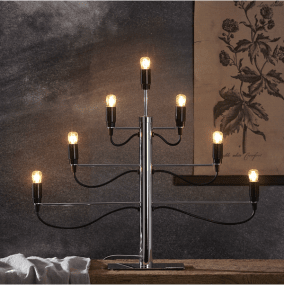 Milano Kromi valmistajalta Star Trading - Tyylik&auml;s ja moderni kromattua metallia oleva kynttil&auml;njalka, jossa on mustia yksityiskohtia ja paikka seitsem&auml;lle valonl&auml;hteelle.