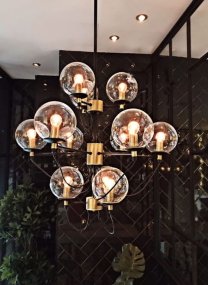 Perla 12 Ø78 Musta/messinki valmistajalta Hallbergs - Valaisimen koko on sama, vain putkessa on eri pituuksia, joita voit ostaa ja muuttaa itse kokoonpanon aikana.