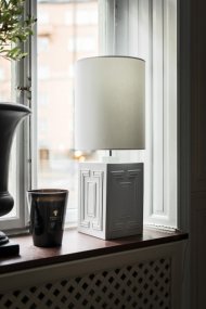 Stucco 48cm Matta valkoinen valmistajalta Hallbergs - Neliön muoto ja yksityiskohtaiset leikkaukset luovat huoneeseen kodikkaan tunnelman.