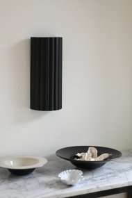 Legacy 30cm Musta seinävalaisin valmistajalta Hallbergs - Valonlähde on asetettu; takana, mikä tarkoittaa, että valo leviää sekä ylös että alas seinällä.