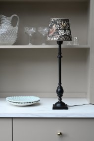 Charlstone 50cm Svart lampunjalka valmistajalta Hallbergs - Charlstone &auml;r en elegant lampfot i metall med en klassisk och tidl&ouml;s design.