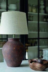 Casagrande 54cm Tumma terrakotta valmistajalta Hallbergs - Pyöreä muoto ja tumma terrakottaväri luovat huoneeseen kodikkaan tunnelman.