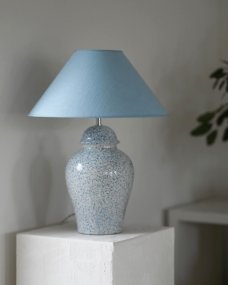 Ming 50cm Ljusblå lampunjalka valmistajalta Hallbergs - Ming passar fint p&aring; exempelvis en byr&aring;, ett sidobord eller i ett st&ouml;rre f&ouml;nster och blir en dekorativ detalj i rummet.