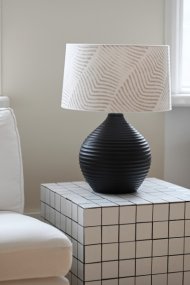 Romero 50cm Musta lampunjalka valmistajalta Hallbergs - Pyöreä muoto ja koristeellinen kuvio raitojen muodossa luovat kodikkaan tunnelman huoneeseen.
