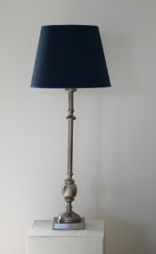 Charlstone 50cm Antiksilver lampunjalka valmistajalta Hallbergs - Den antika silverfinishen tillf&ouml;r en varm ton och g&ouml;r Charlstone enkel att kombinera med olika f&auml;rger och material.