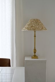 Charlstone 50cm Mässing lampunjalka valmistajalta Hallbergs - M&auml;ssingsfinishen tillf&ouml;r en varm ton och g&ouml;r Charlstone enkel att kombinera med olika f&auml;rger och material.