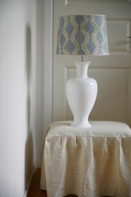 Mindy 50cm Vit lampunjalka valmistajalta Hallbergs - Denna eleganta lampfot i keramik har en mjuk, klassisk form och blank vit finish som ger ett varmt och stilrent uttryck.