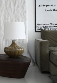 Harmony 40cm Olivgrön lampunjalka valmistajalta Hallbergs - Harmony lampfot &auml;r en dekorativ lampfot i keramik med en mjuk, rundad form och vackert r&auml;fflad struktur.