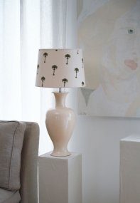 Mindy 50cm Beige lampunjalka valmistajalta Hallbergs - Denna eleganta lampfot i keramik har en mjuk, klassisk form och en blank kr&auml;mbeige finish som ger ett varmt och stilrent uttryck.