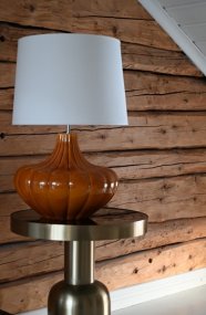 Harmony 40cm Mörkgul valmistajalta Hallbergs - Harmony lampfot &auml;r en dekorativ lampfot i keramik med en mjuk, rundad form och vackert r&auml;fflad struktur.