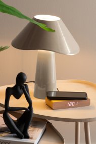 Ameno 33cm Beige pöytävalaisin valmistajalta Leitmotiv - Ameno on tyylikäs metallinen pöytävalaisin, jonka kiiltävän beigenvärinen viimeistely antaa pehmeän ja harmonisen ilmeen.