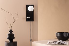 Troyes 45cm Musta seinävalaisin valmistajalta Venture Design - Valaisimessa on musta rautarunko ja pieni hylly, jolle voi sijoittaa koriste-esineitä.